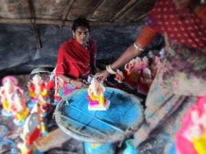painting ganesha statues