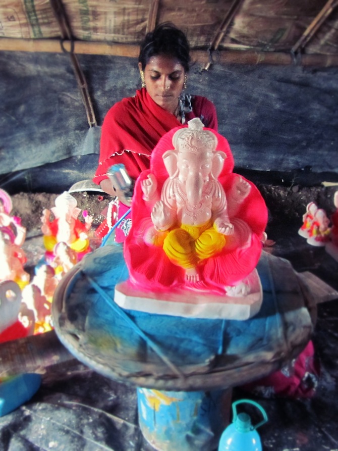 painting ganesha statues