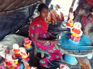 painting ganesha statues