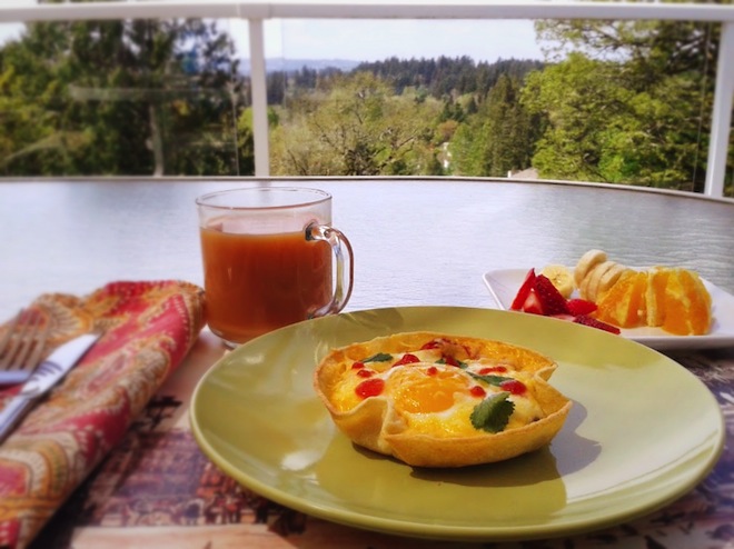 baked eggs in tortilla cups5