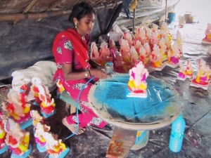 painting ganesha statues
